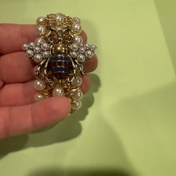 New Gold tone and Pearl Bee Bracelet - Picture 4 of 6